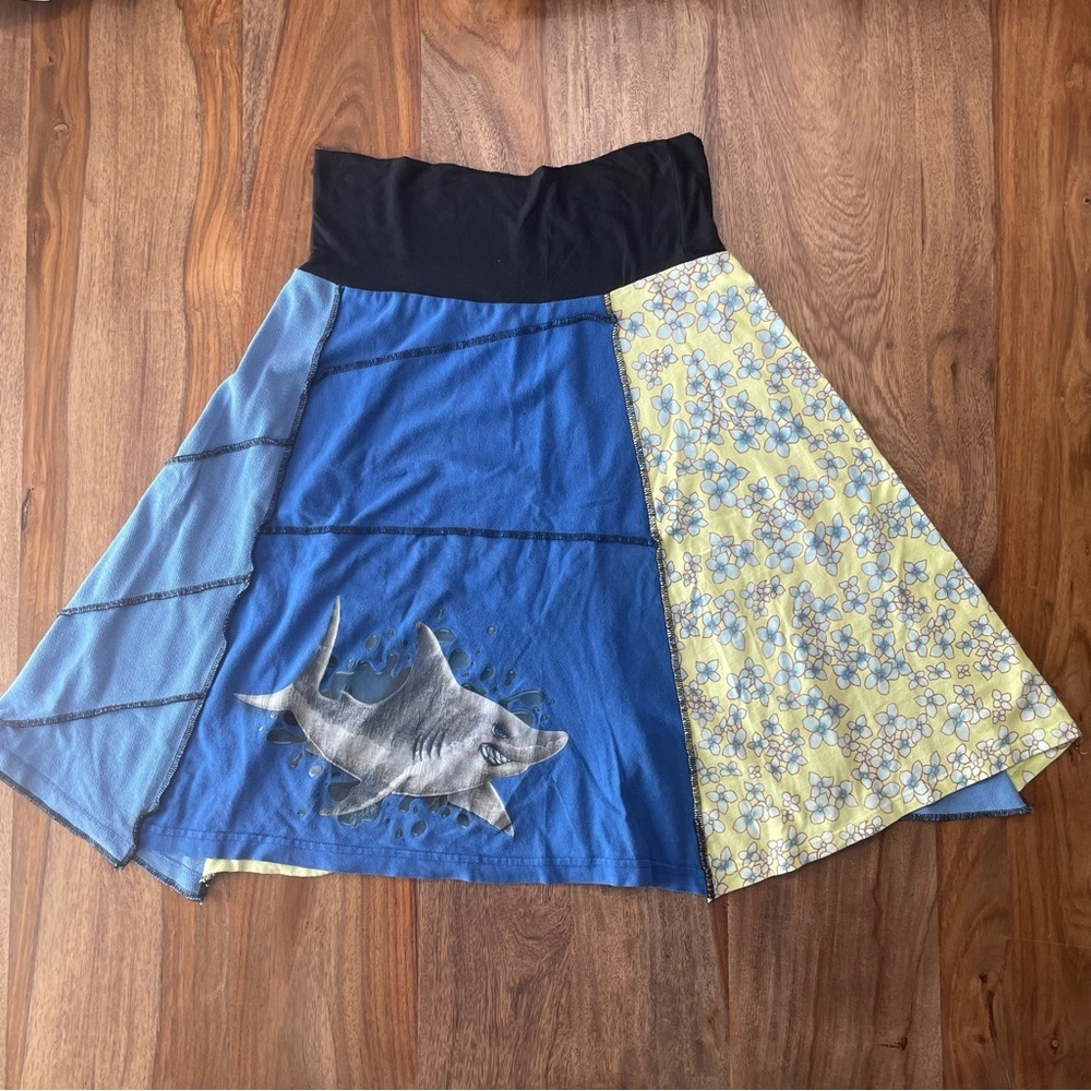Do-Over Designs Y2K Vintage Blue Yellow Shark‎ Upcycled Tee Circle Skirt sz M - Picture 2 of 12